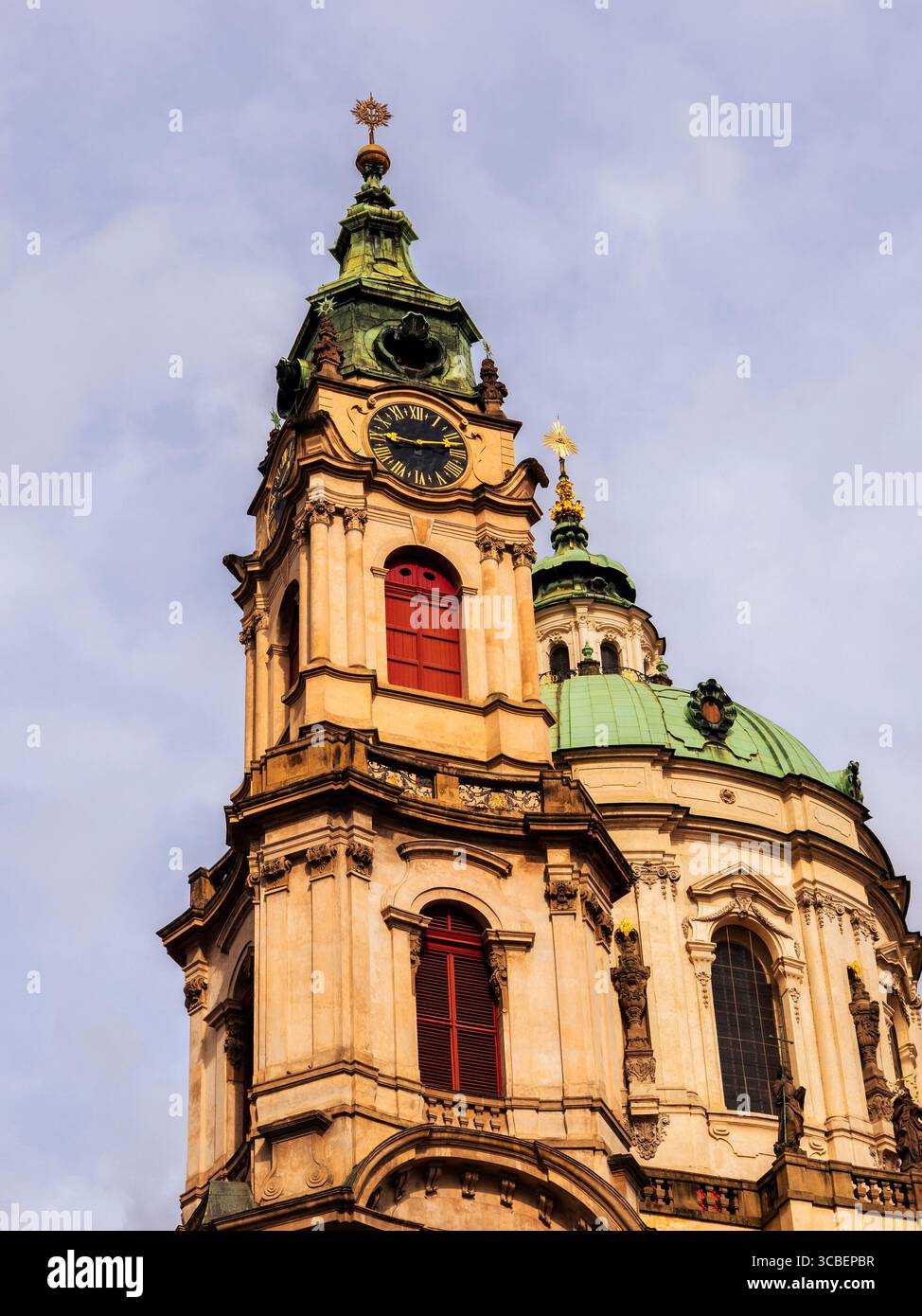 Clocher et dôme, église Saint-Nicolas, Mala Strana, Prague, Tchéquie, Europe, UE. Banque D'Images