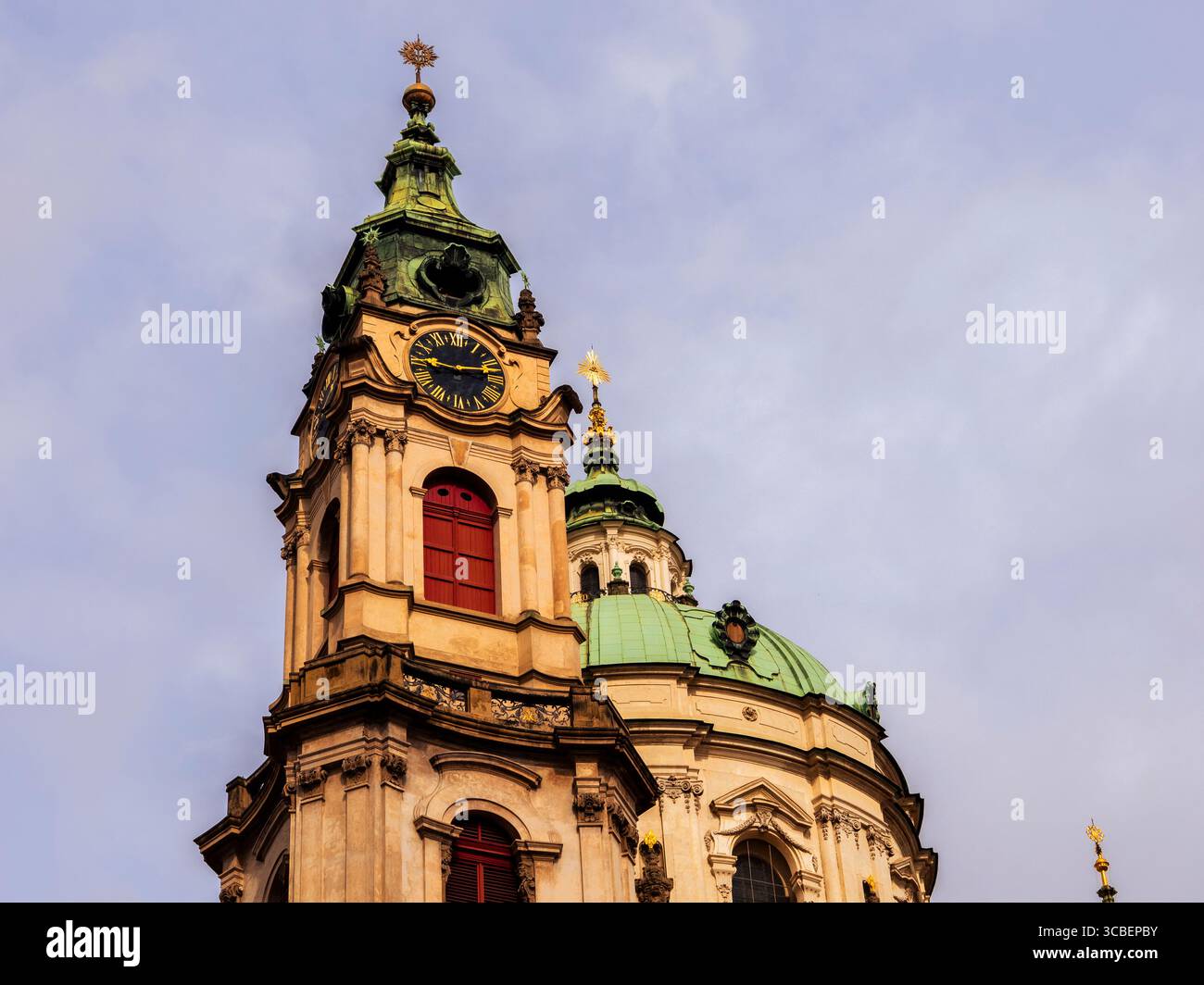 Clocher et dôme, église Saint-Nicolas, Mala Strana, Prague, Tchéquie, Europe, UE. Banque D'Images