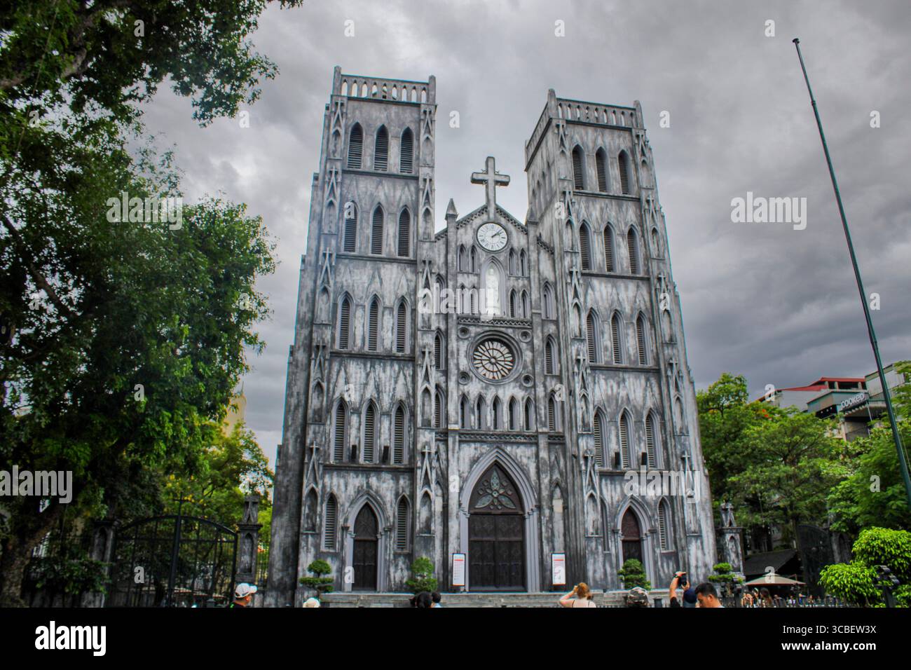 Vietnam, Hanoi. La cathédrale Joseph est une église catholique du district de Hoàn Kim à Hanoi. C'est une église néo-gothique de la fin du XIXe siècle (style néo-gothique) qui sert de cathédrale à l'archidiocèse catholique romain de Hanoi. La cathédrale porte le nom de Joseph, le saint patron du Vietnam. Banque D'Images