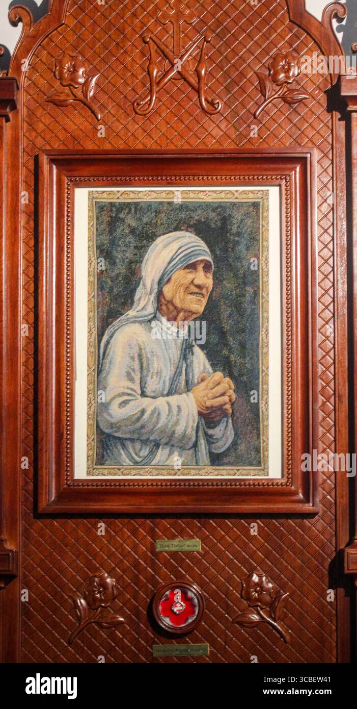 Vietnam, Hanoi. Portrait de Sainte Thérèse de Calcutta. La cathédrale Joseph est une église catholique du district de Hoàn Kim à Hanoi. C'est une église néo-gothique de la fin du XIXe siècle (style néo-gothique) qui sert de cathédrale à l'archidiocèse catholique romain de Hanoi. La cathédrale porte le nom de Joseph, le saint patron du Vietnam. Banque D'Images