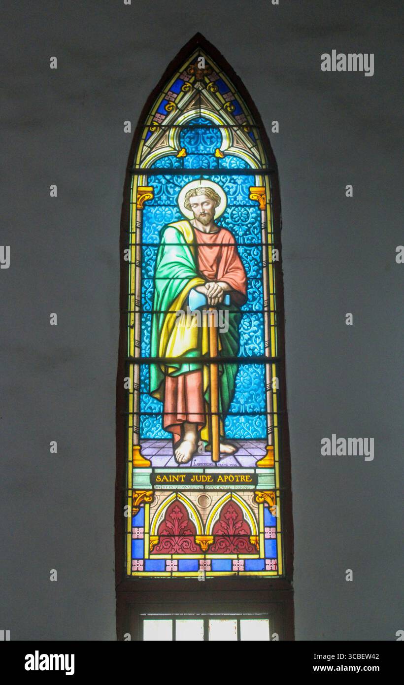 Vietnam, Hanoi. La cathédrale Joseph est une église catholique du district de Hoàn Kim à Hanoi. C'est une église néo-gothique de la fin du XIXe siècle (style néo-gothique) qui sert de cathédrale à l'archidiocèse catholique romain de Hanoi. La cathédrale porte le nom de Joseph, le saint patron du Vietnam. Vitrail à l'image de produit Jude l'Apôtre. Banque D'Images