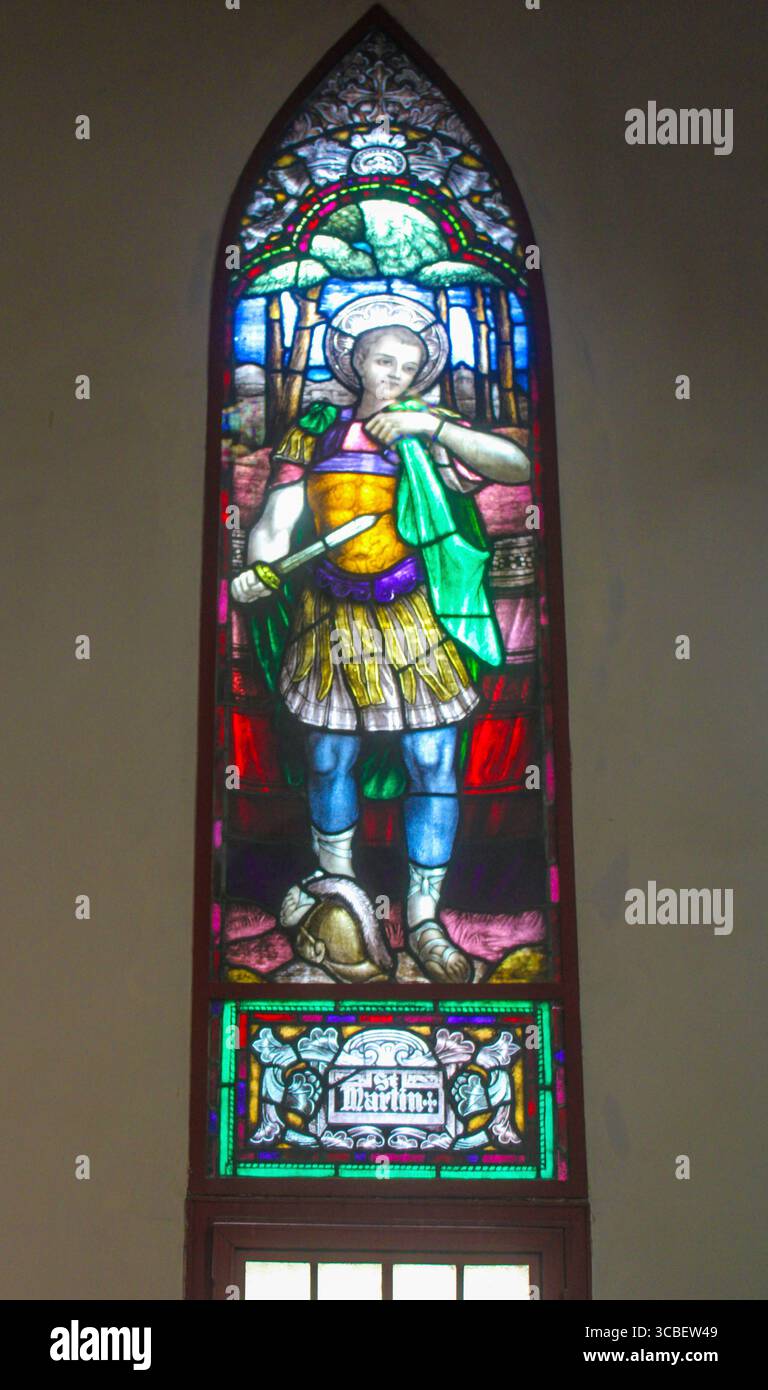 Vietnam, Hanoi. La cathédrale Joseph est une église catholique du district de Hoàn Kim à Hanoi. C'est une église néo-gothique de la fin du XIXe siècle (style néo-gothique) qui sert de cathédrale à l'archidiocèse catholique romain de Hanoi. La cathédrale porte le nom de Joseph, le saint patron du Vietnam. Vitrail avec l'image de fabrication Marrtin. Banque D'Images
