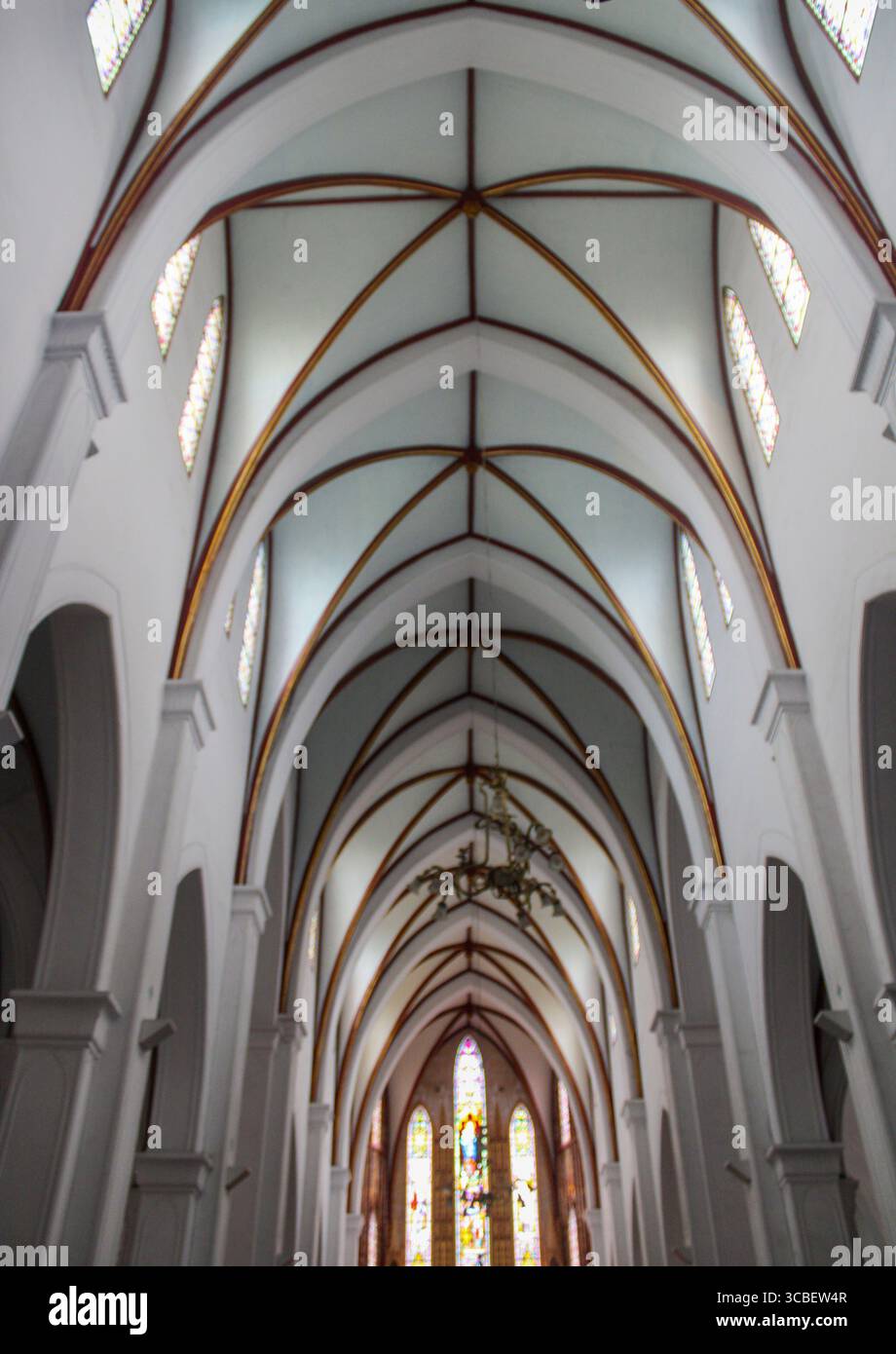 Vietnam, Hanoi. La cathédrale Joseph est une église catholique du district de Hoàn Kim à Hanoi. C'est une église néo-gothique de la fin du XIXe siècle (style néo-gothique) qui sert de cathédrale à l'archidiocèse catholique romain de Hanoi. La cathédrale porte le nom de Joseph, le saint patron du Vietnam. Le plafond de l'église. Banque D'Images