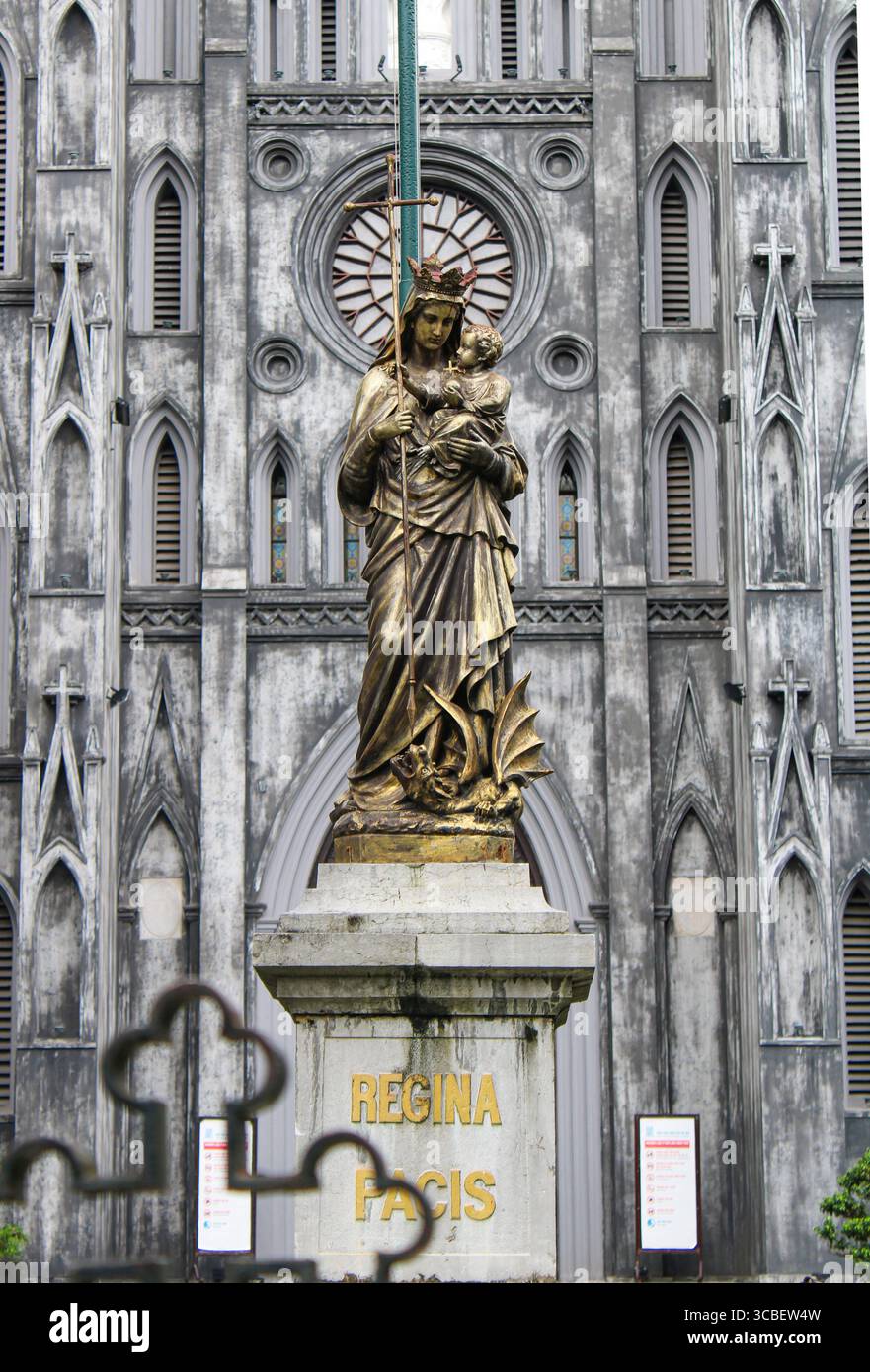 Vietnam, Hanoi. Statue de la Vierge Marie avec enfant sur la place de la Cathédrale. La cathédrale Joseph est une église catholique du district de Hoàn Kim à Hanoi. C'est une église néo-gothique de la fin du XIXe siècle (style néo-gothique) qui sert de cathédrale à l'archidiocèse catholique romain de Hanoi. La cathédrale porte le nom de Joseph, le saint patron du Vietnam. Banque D'Images