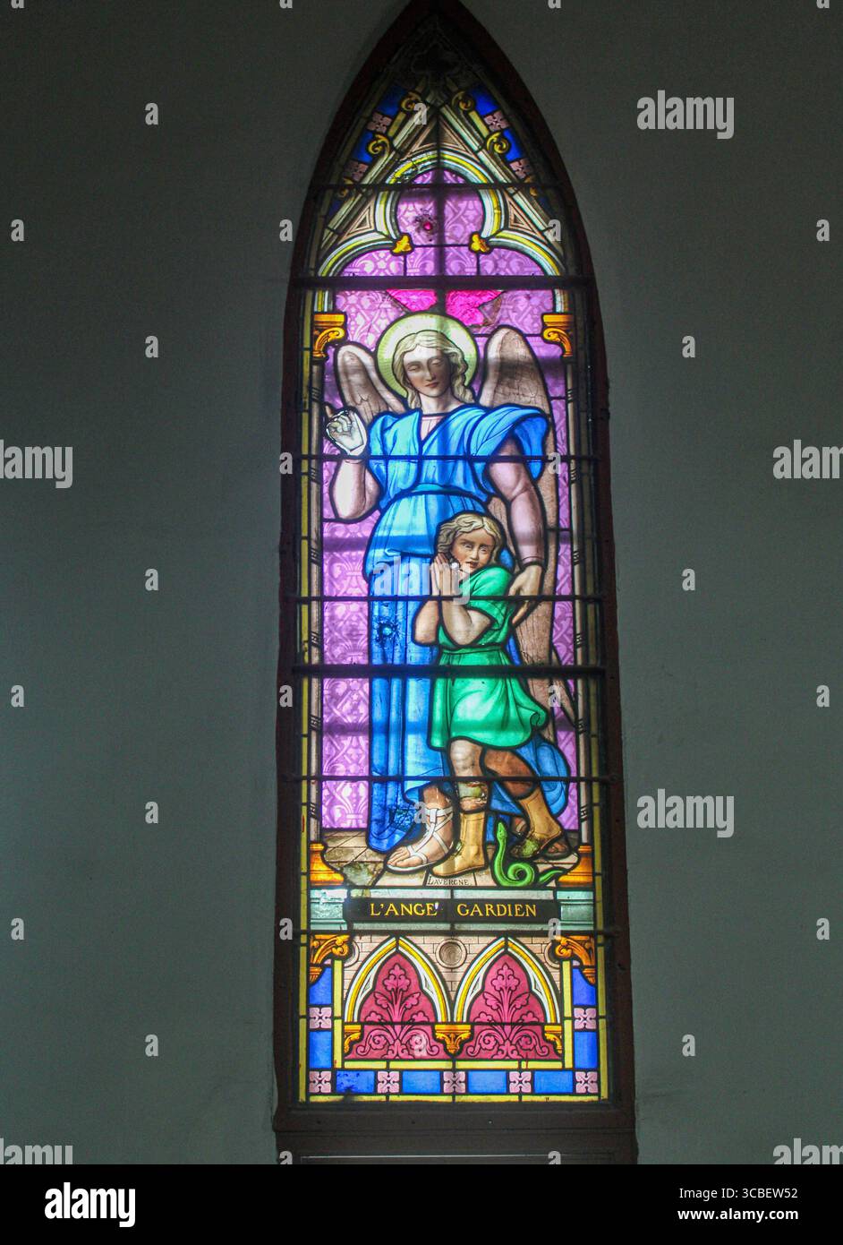 Vietnam, Hanoi. La cathédrale Joseph est une église catholique du district de Hoàn Kim à Hanoi. C'est une église néo-gothique de la fin du XIXe siècle (style néo-gothique) qui sert de cathédrale à l'archidiocèse catholique romain de Hanoi. La cathédrale porte le nom de Joseph, le saint patron du Vietnam. Vitrail avec l'image de Guardian Angel. Banque D'Images