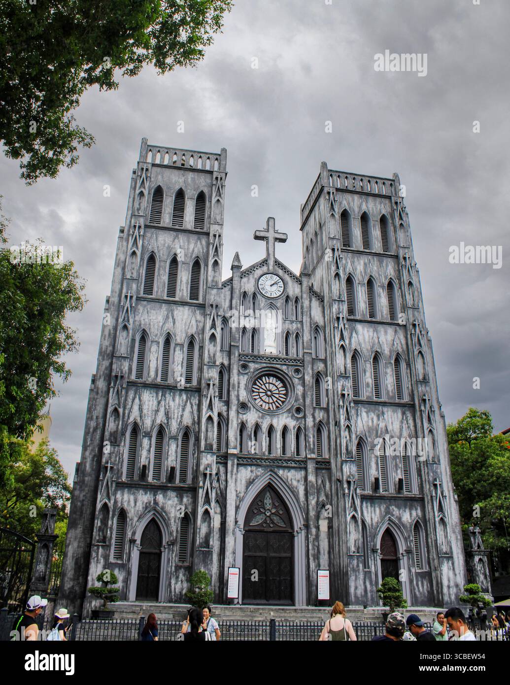 Vietnam, Hanoi. La cathédrale Joseph est une église catholique du district de Hoàn Kim à Hanoi. C'est une église néo-gothique de la fin du XIXe siècle (style néo-gothique) qui sert de cathédrale à l'archidiocèse catholique romain de Hanoi. La cathédrale porte le nom de Joseph, le saint patron du Vietnam. Banque D'Images