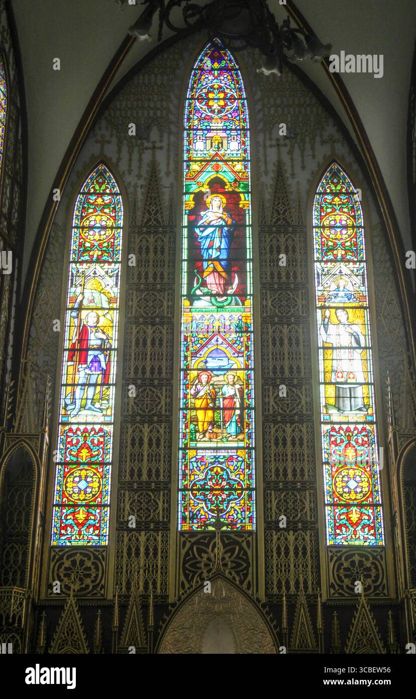 Vietnam, Hanoi. La cathédrale Joseph est une église catholique du district de Hoàn Kim à Hanoi. C'est une église néo-gothique de la fin du XIXe siècle (style néo-gothique) qui sert de cathédrale à l'archidiocèse catholique romain de Hanoi. La cathédrale porte le nom de Joseph, le saint patron du Vietnam. Vitraux. Banque D'Images