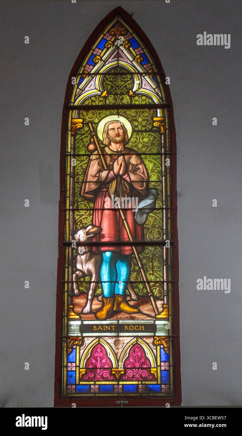 Vietnam, Hanoi. La cathédrale Joseph est une église catholique du district de Hoàn Kim à Hanoi. C'est une église néo-gothique de la fin du XIXe siècle (style néo-gothique) qui sert de cathédrale à l'archidiocèse catholique romain de Hanoi. La cathédrale porte le nom de Joseph, le saint patron du Vietnam. Vitrail à l'image de produit Roch. Banque D'Images