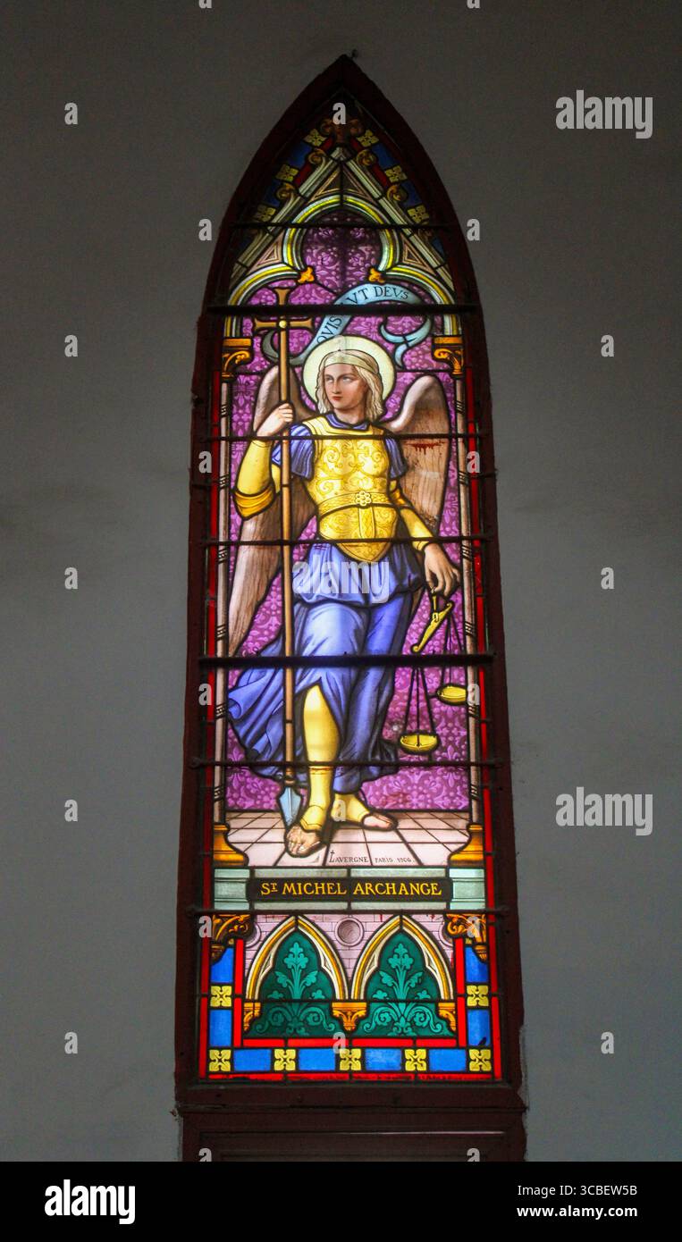 Vietnam, Hanoi. La cathédrale Joseph est une église catholique du district de Hoàn Kim à Hanoi. C'est une église néo-gothique de la fin du XIXe siècle (style néo-gothique) qui sert de cathédrale à l'archidiocèse catholique romain de Hanoi. La cathédrale porte le nom de Joseph, le saint patron du Vietnam. Vitrail à l'image du fabricant Michael Archange. Banque D'Images