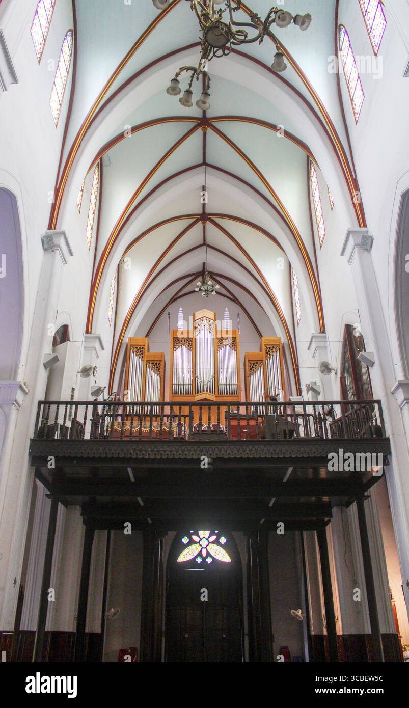 Vietnam, Hanoi. La cathédrale Joseph est une église catholique du district de Hoàn Kim à Hanoi. C'est une église néo-gothique de la fin du XIXe siècle (style néo-gothique) qui sert de cathédrale à l'archidiocèse catholique romain de Hanoi. La cathédrale porte le nom de Joseph, le saint patron du Vietnam. L'orgue de l'église. Banque D'Images