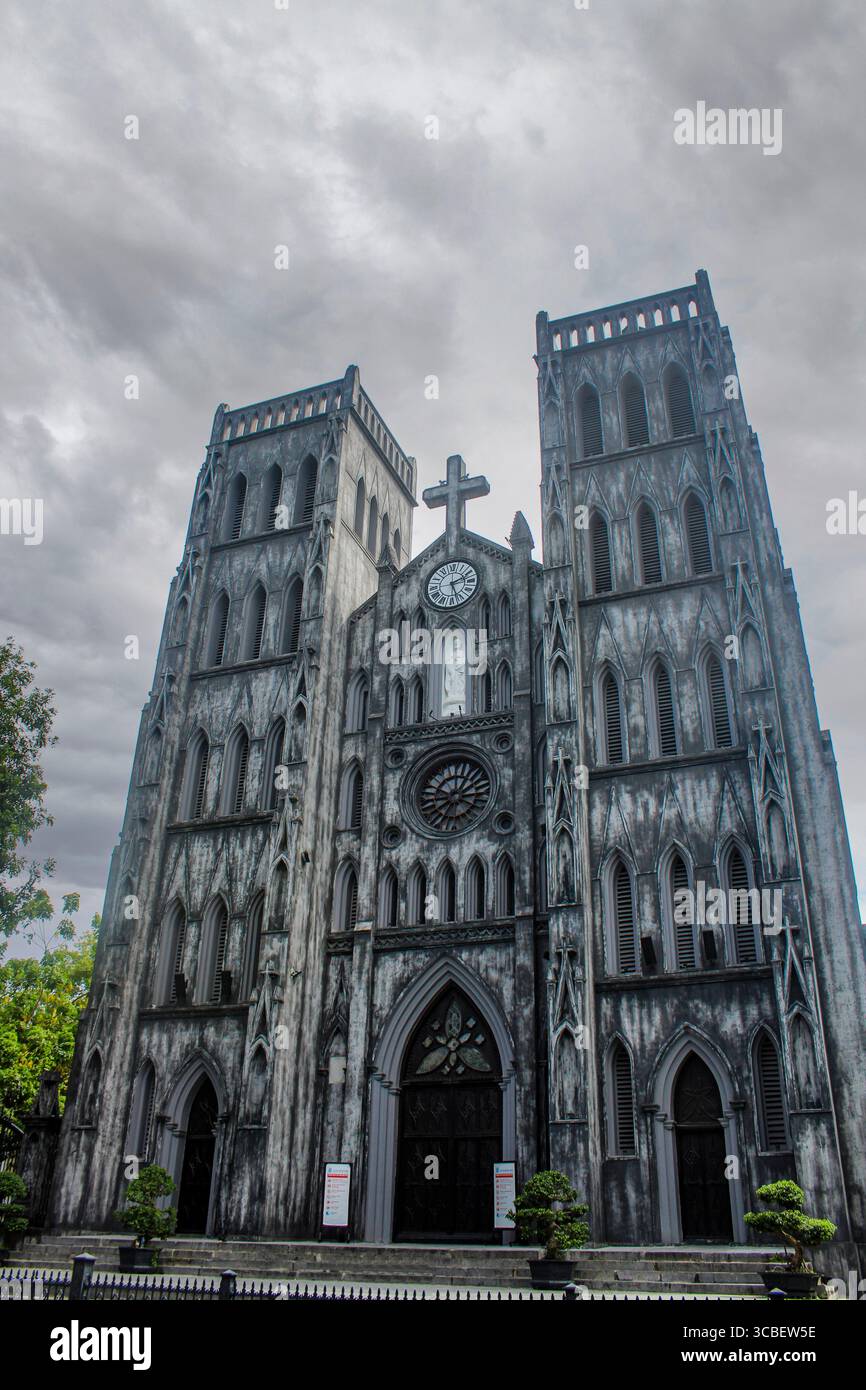 Vietnam, Hanoi. La cathédrale Joseph est une église catholique du district de Hoàn Kim à Hanoi. C'est une église néo-gothique de la fin du XIXe siècle (style néo-gothique) qui sert de cathédrale à l'archidiocèse catholique romain de Hanoi. La cathédrale porte le nom de Joseph, le saint patron du Vietnam. Banque D'Images