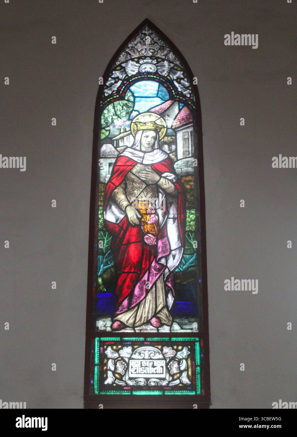 Vietnam, Hanoi. La cathédrale Joseph est une église catholique du district de Hoàn Kim à Hanoi. C'est une église néo-gothique de la fin du XIXe siècle (style néo-gothique) qui sert de cathédrale à l'archidiocèse catholique romain de Hanoi. La cathédrale porte le nom de Joseph, le saint patron du Vietnam. Vitrail avec l'image de fabrication Elizabeth. Banque D'Images