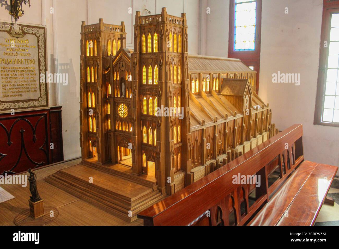 Vietnam, Hanoi. La cathédrale Joseph est une église catholique du district de Hoàn Kim à Hanoi. C'est une église néo-gothique de la fin du XIXe siècle (style néo-gothique) qui sert de cathédrale à l'archidiocèse catholique romain de Hanoi. La cathédrale porte le nom de Joseph, le saint patron du Vietnam. Reproduction miniature en bois de la cathédrale. Banque D'Images
