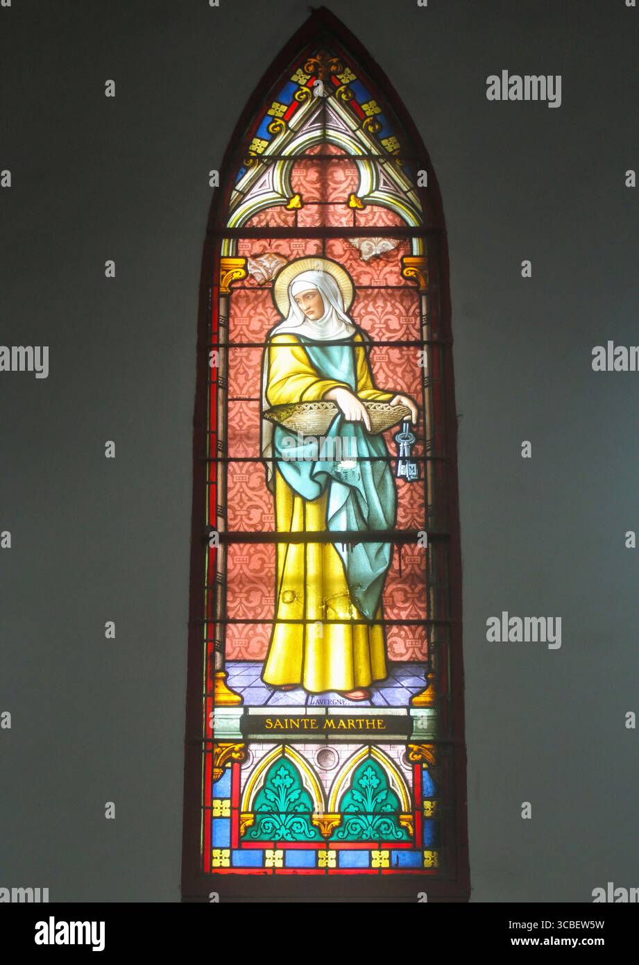 Vietnam, Hanoi. La cathédrale Joseph est une église catholique du district de Hoàn Kim à Hanoi. C'est une église néo-gothique de la fin du XIXe siècle (style néo-gothique) qui sert de cathédrale à l'archidiocèse catholique romain de Hanoi. La cathédrale porte le nom de Joseph, le saint patron du Vietnam. Vitrail à l'image de fabrication Marthe. Banque D'Images