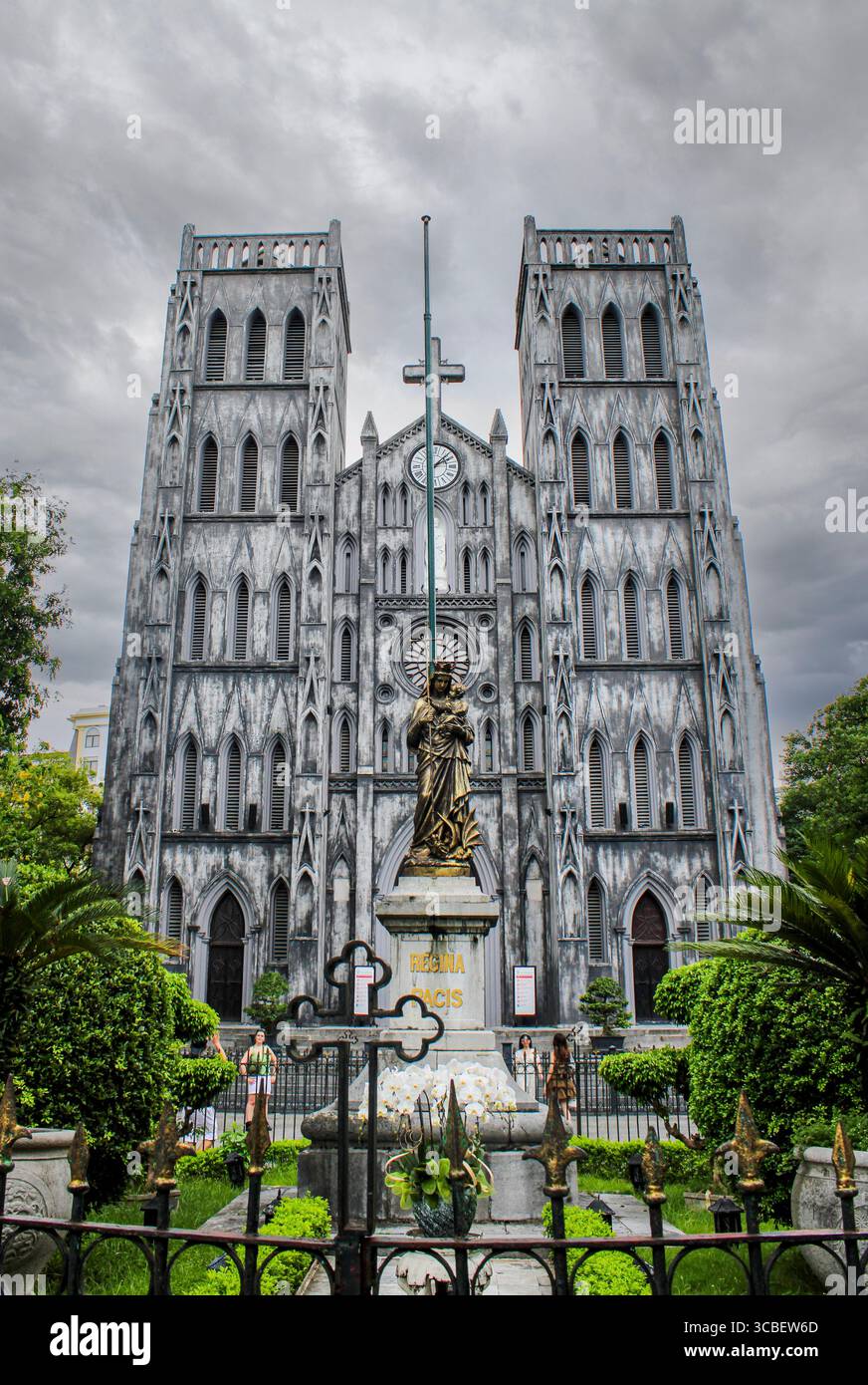 Vietnam, Hanoi. La cathédrale Joseph est une église catholique du district de Hoàn Kim à Hanoi. C'est une église néo-gothique de la fin du XIXe siècle (style néo-gothique) qui sert de cathédrale à l'archidiocèse catholique romain de Hanoi. La cathédrale porte le nom de Joseph, le saint patron du Vietnam. Banque D'Images