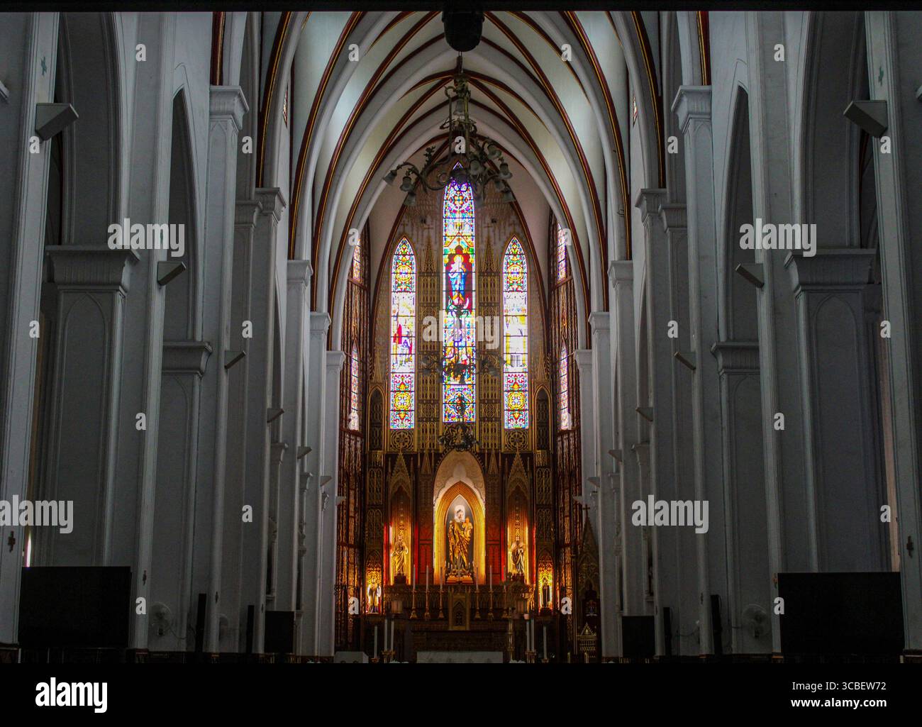 Vietnam, Hanoi. La cathédrale Joseph est une église catholique du district de Hoàn Kim à Hanoi. C'est une église néo-gothique de la fin du XIXe siècle (style néo-gothique) qui sert de cathédrale à l'archidiocèse catholique romain de Hanoi. La cathédrale porte le nom de Joseph, le saint patron du Vietnam. Banque D'Images