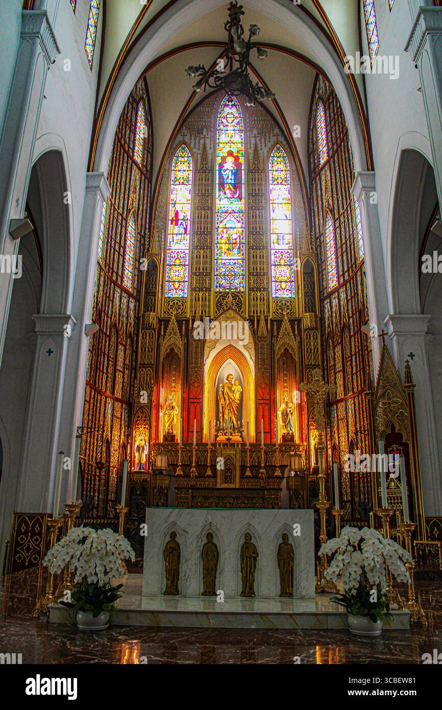 Vietnam, Hanoi. La cathédrale Joseph est une église catholique du district de Hoàn Kim à Hanoi. C'est une église néo-gothique de la fin du XIXe siècle (style néo-gothique) qui sert de cathédrale à l'archidiocèse catholique romain de Hanoi. La cathédrale porte le nom de Joseph, le saint patron du Vietnam. Autel. Banque D'Images