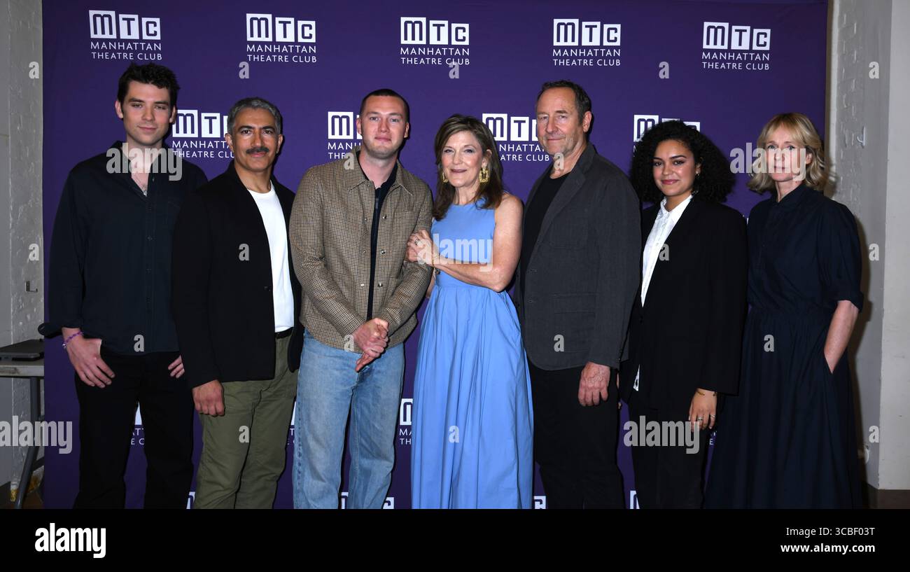 7 août 2025, New York, NY, États-Unis : Cody Kostro, Piter Marek, Will Harrison, Victoria Clark, Sam Robards, Camila Cano-Flavia et Lucy Taylor assistent au Manhattan Theatre ClubÃs 'Punch' Press junket. Tenue au Manhattan Theatre Club Studios à New York. Photo image Press/Zuma Press 7 août 2025. (Crédit image : © photo image Press via ZUMA Press Wire) USAGE ÉDITORIAL SEULEMENT ! Non destiné à UN USAGE commercial ! Banque D'Images