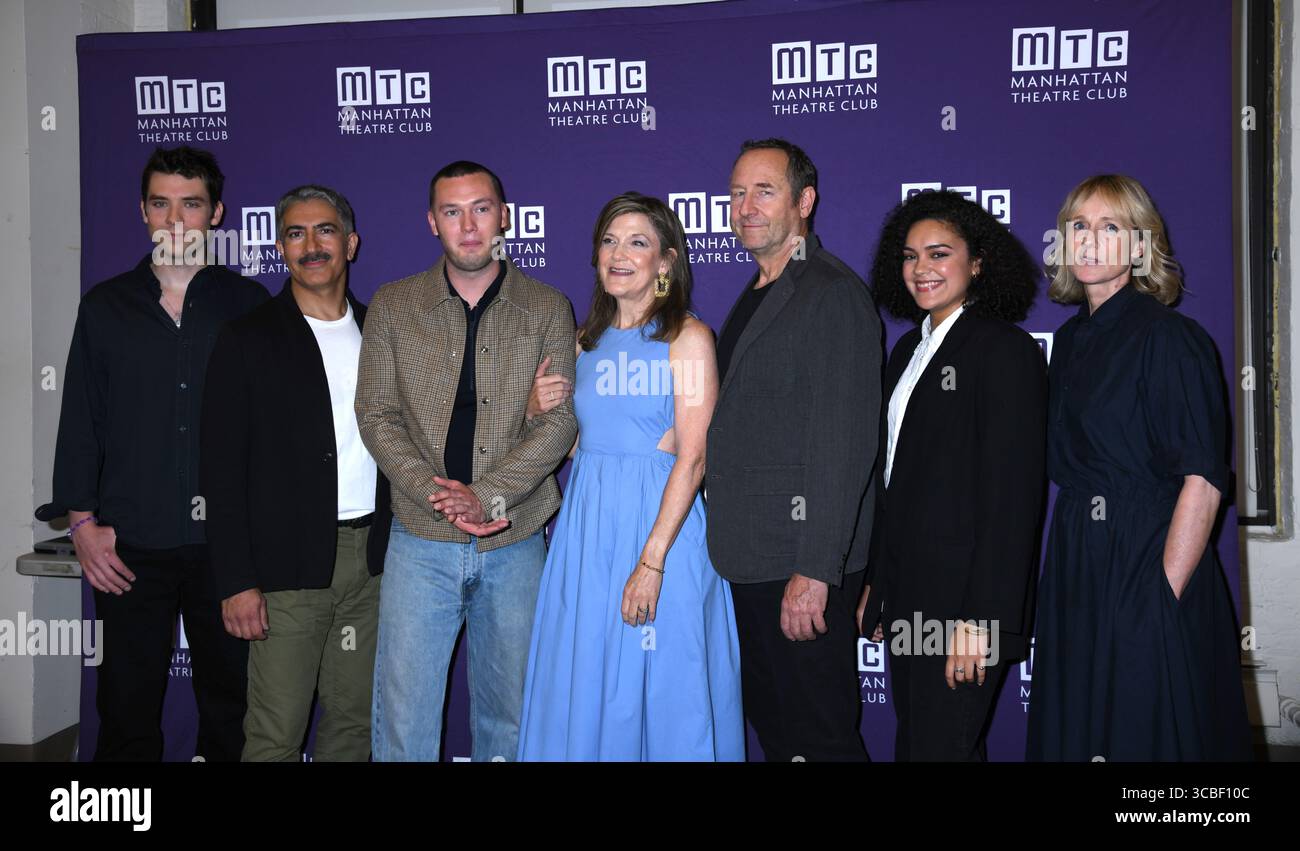 7 août 2025, New York, NY, États-Unis : Cody Kostro, Piter Marek, Will Harrison, Victoria Clark, Sam Robards, Camila Cano-Flavia et Lucy Taylor assistent au Manhattan Theatre ClubÃs 'Punch' Press junket. Tenue au Manhattan Theatre Club Studios à New York. Photo image Press/Zuma Press 7 août 2025. (Crédit image : © photo image Press via ZUMA Press Wire) USAGE ÉDITORIAL SEULEMENT ! Non destiné à UN USAGE commercial ! Banque D'Images