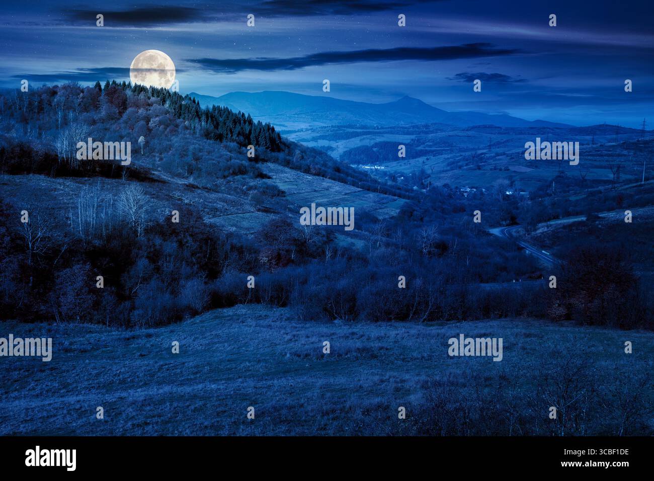 paysage rural en automne la nuit. arbres sur des collines ondulantes en pleine lune. vue panoramique sur la campagne montagneuse en saison d'automne. paysage sur un soleil Banque D'Images paysage rural en automne la nuit. arbres sur des collines ondulantes en pleine lune. vue panoramique sur la campagne montagneuse en saison d'automne. paysage sur un soleil Banque D'Images