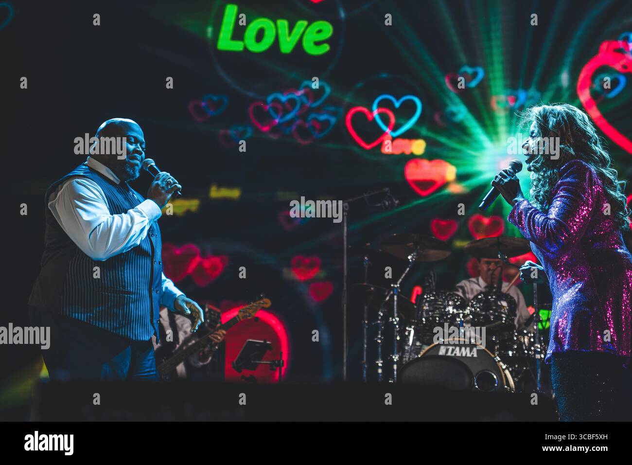 Skanderborg, Danemark. 07 août 2025. La chanteuse américaine Gloria Gaynor (R) donne un concert live lors du festival de musique danois SmukFest 2025 à Skanderborg. Crédit : Gonzales photo/Alamy Live News Banque D'Images