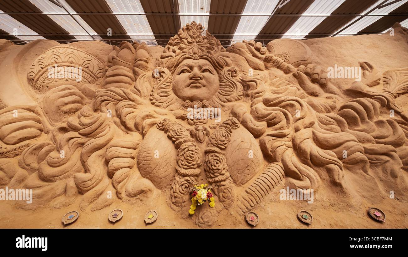 Une superbe grande exposition d'art sur sable avec des personnages de dessins animés dynamiques, mettant en valeur la créativité et le talent artistique à grande échelle. Banque D'Images