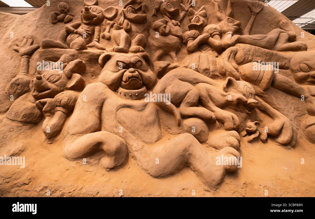 Une superbe grande exposition d'art sur sable avec des personnages de dessins animés dynamiques, mettant en valeur la créativité et le talent artistique à grande échelle. Banque D'Images