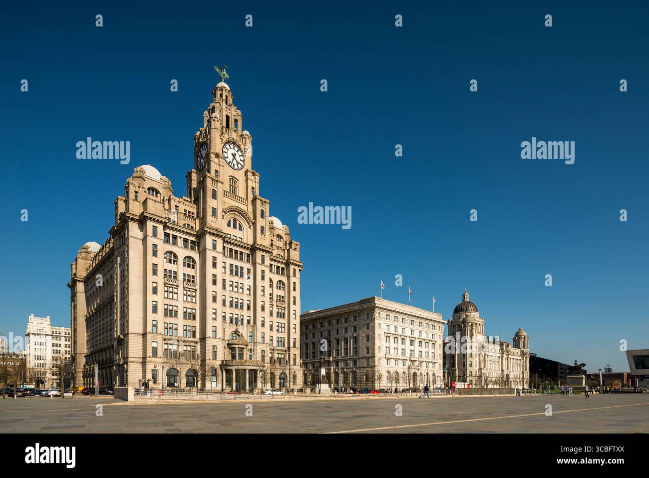 Le Royal Liver Building et les trois grâces sur le front de mer de Liverpool, classé au patrimoine mondial de l'UNESCO, Merseyside, Angleterre, Royaume-Uni. Banque D'Images