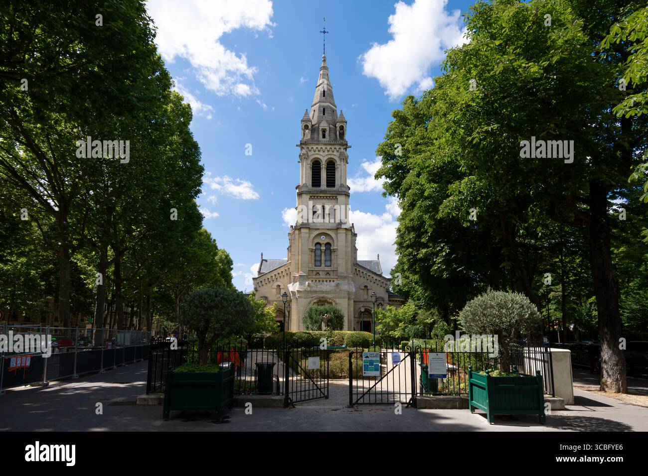 Vue extérieure de l'église catholique Saint-Pierre à Neuilly-sur-Seine, France dans le département français des hauts-de-Seine, en Ile-de-France Banque D'Images