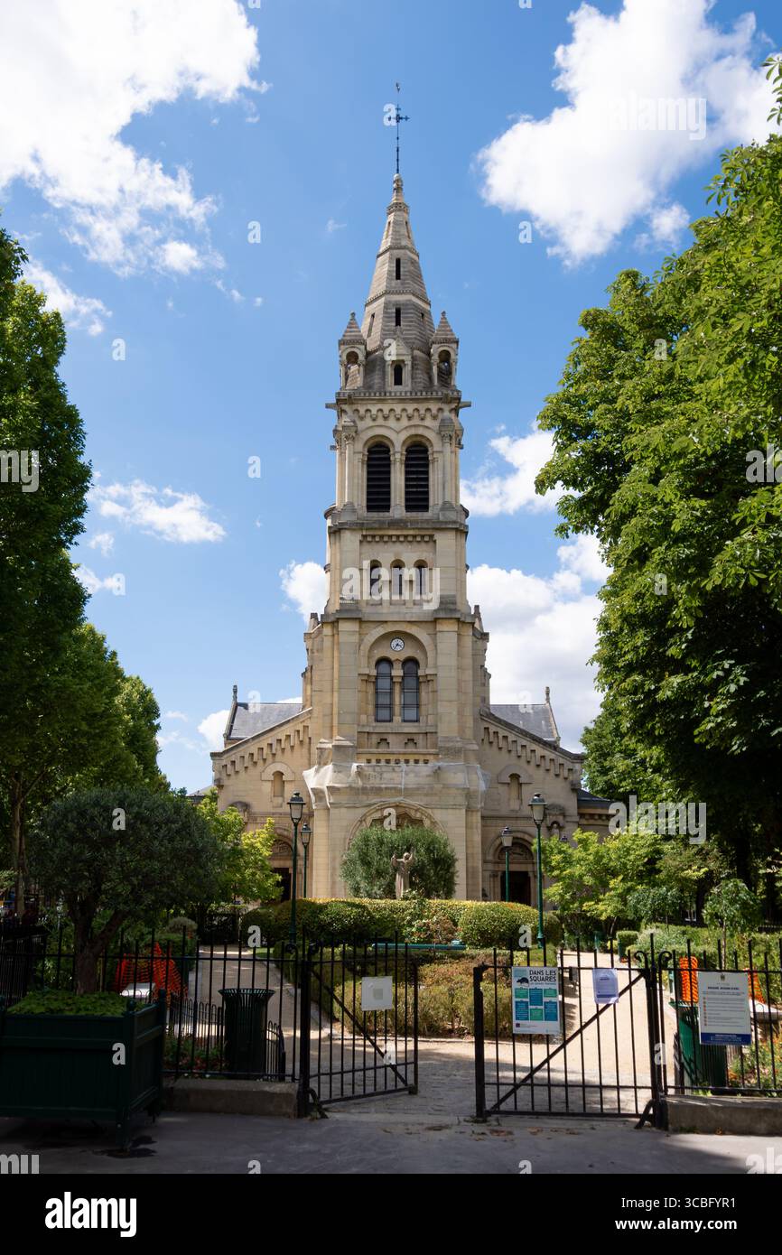 Vue extérieure de l'église catholique Saint-Pierre à Neuilly-sur-Seine, France dans le département français des hauts-de-Seine, en Ile-de-France Banque D'Images