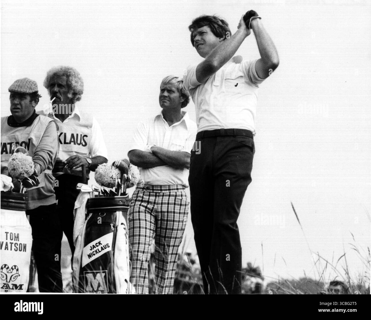 TOM WATSON ET JACK NICKLAUS L'Open Championship 1977 à Turnberry, surnommé le « Duel in the Sun », a présenté l'une des batailles les plus emblématiques de l'histoire du golf entre Tom Watson et Jack Nicklaus. Avec leurs caddies, c'était le 106e Open Championship Banque D'Images