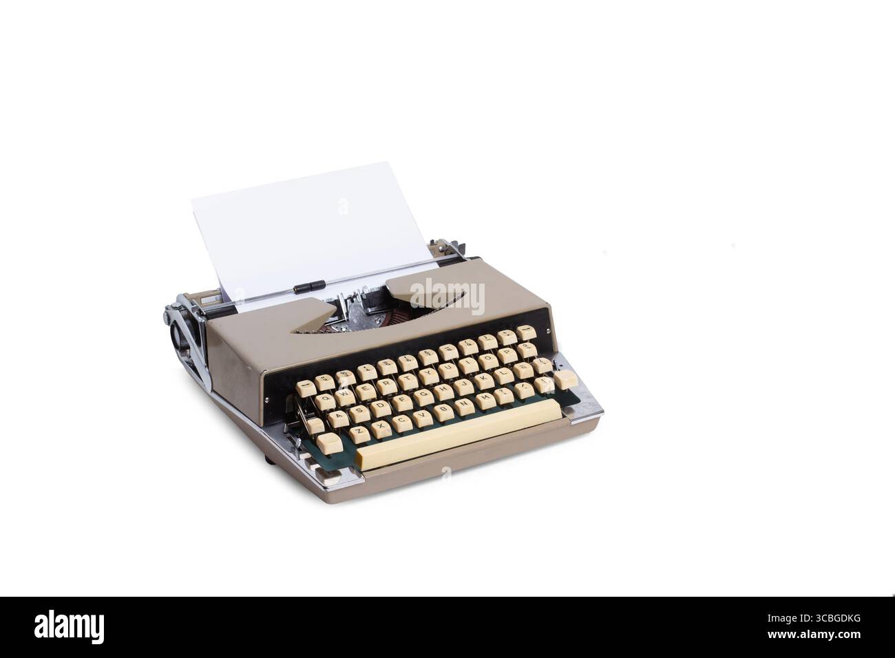 Une machine à écrire vintage sur un fond blanc avec espace de copie Banque D'Images