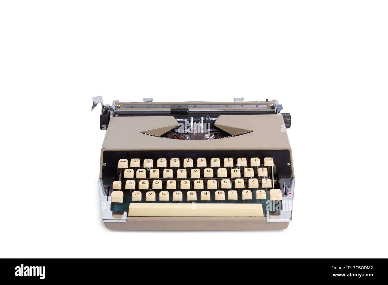 Une machine à écrire vintage sur un fond blanc dans une vue de face avec espace de copie Banque D'Images