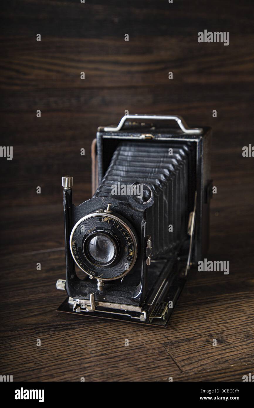 Ancien appareil photo antique de moyenne portée sur un fond de bois sombre Banque D'Images