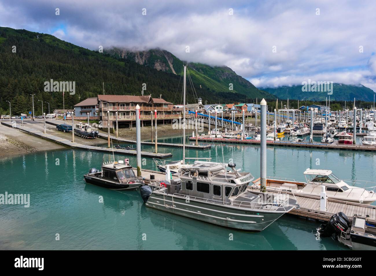 Vue sur le front de mer de l'autre côté du port avec des bateaux amarrés sur la côte sud de l'Alaska. Seward, péninsule de Kenai, Alaska, États-Unis Banque D'Images