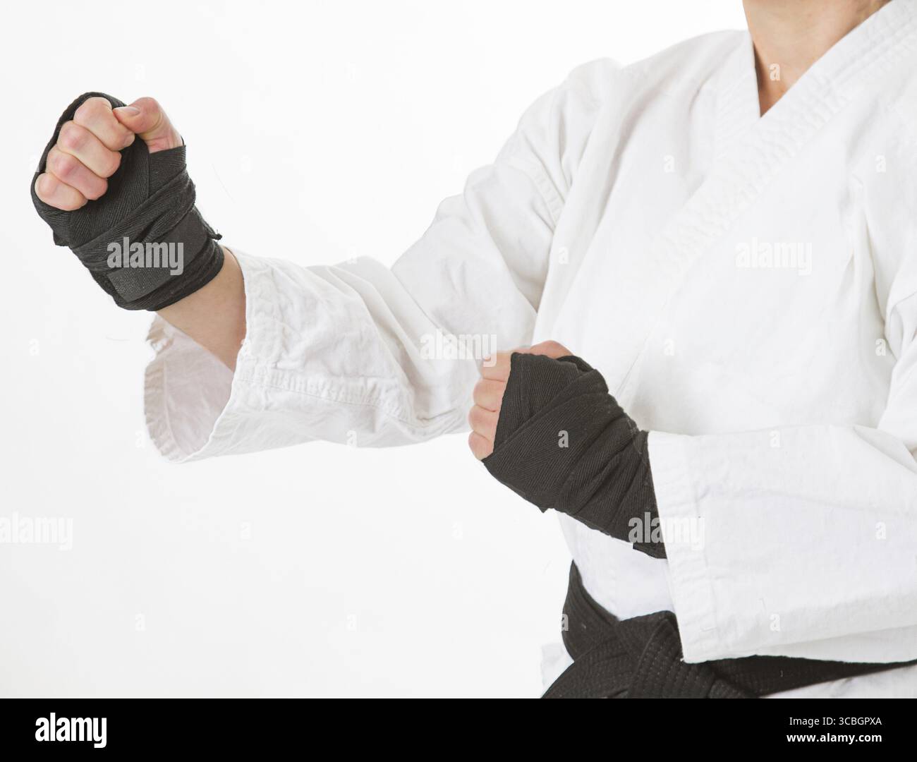 Les mains de femme enveloppent dans la sangle de boxe noire, dans la position de combat Banque D'Images