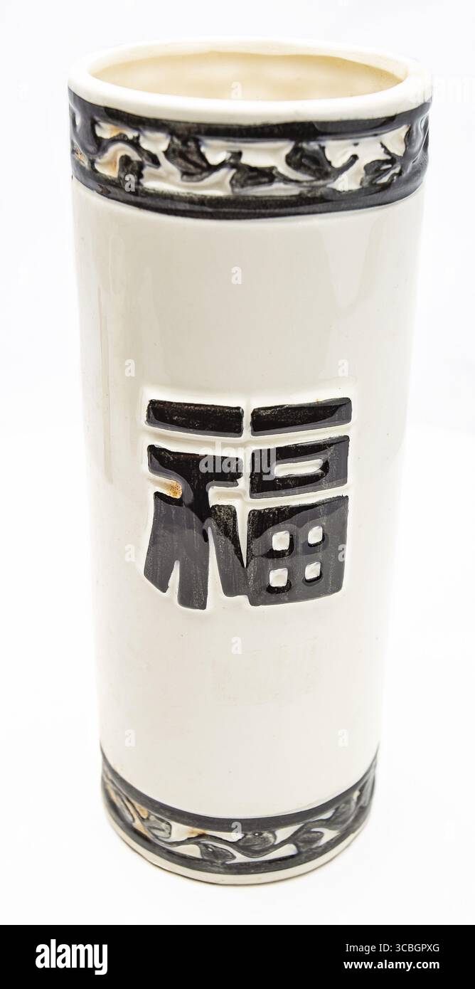 Verre céramique isolé avec écriture japonaise Banque D'Images