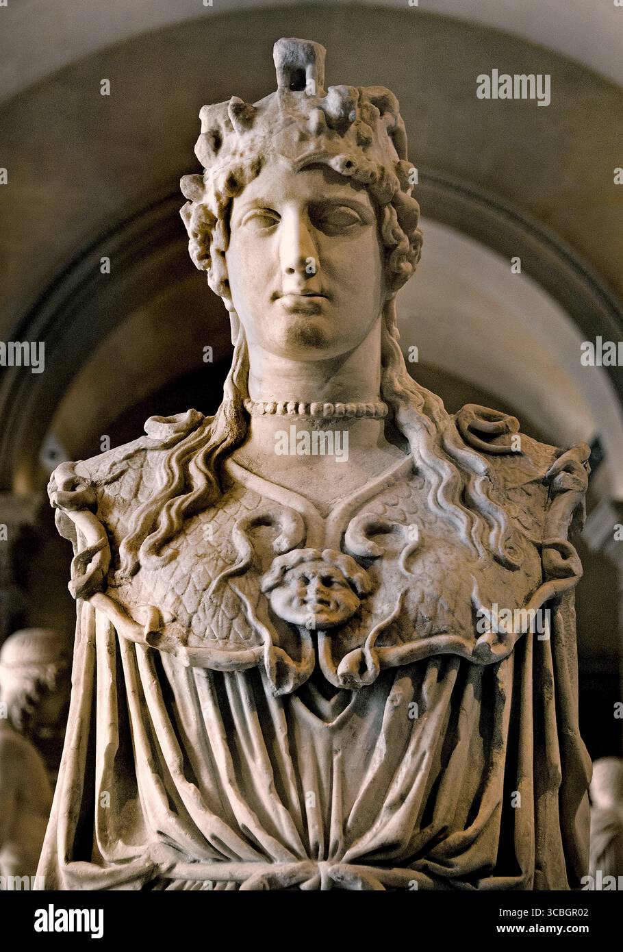 Athéna Parthène copie romaine en marbre du 1er au 2ème cent après J.-C. après le 5ème cent avant J.-C. original par Phidias Grèce Grèce Musée du Louvre Paris France (L'Athéna Parthène était une statue monumentale et emblématique de la déesse Athéna, créée par le sculpteur Phidias vers 447-438 avant notre ère pour le Parthénon à Athènes. Cette statue colossale, faite d'ivoire et d'or sur un noyau en bois, représente Athéna entièrement armée, tenant une statue de Nike (victoire) et une lance. C'était un symbole du pouvoir athénien, de la richesse et de la dévotion à leur déesse patronne, et un chef-d'œuvre du grec Banque D'Images