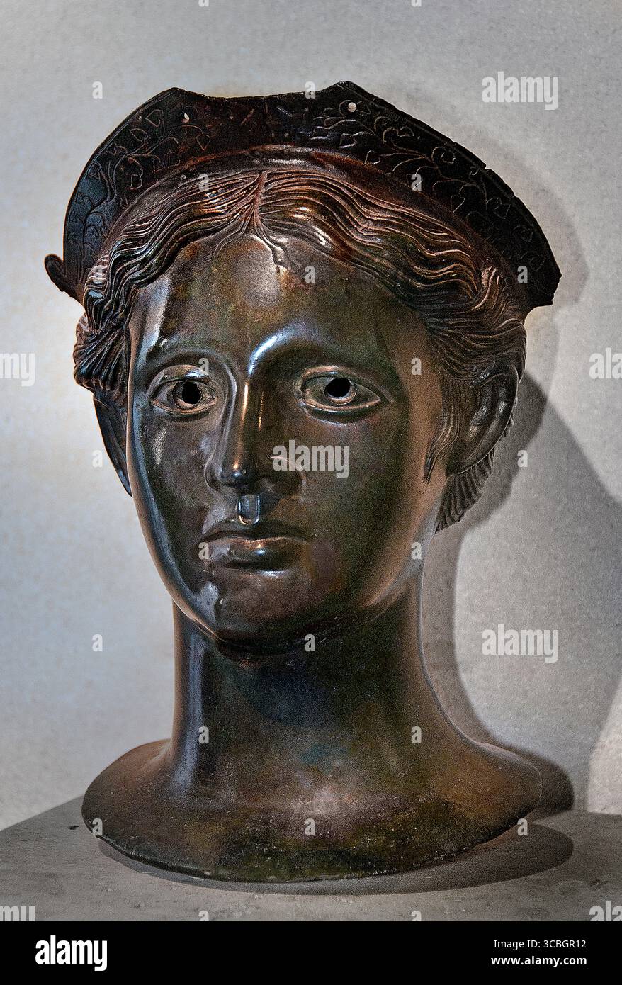 Tête de la divinité féminine déesse Bronze 3ème siècle av. J.-C. Italie étrusque Musée du Louvre Paris France Banque D'Images