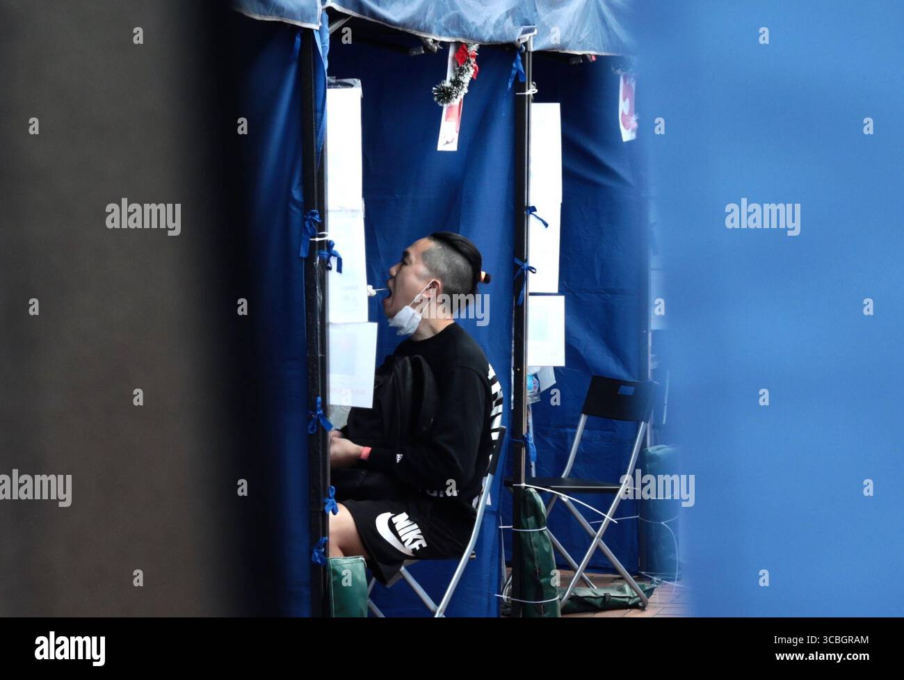 7 janvier 2023, HONG KONG, CHINE : à Hong Kong, un homme reçoit un écouvillonnage buccal pour un bio-échantillonnage à la station de test temporaire COVID-19 dans le centre-ville. Tous les citoyens de Hong Kong et les étrangers sont tenus de présenter un certificat négatif au test d’acide nucléique COVID-19 48 heures avant le départ pour la Chine continentale via le port terrestre.Jan-7 2023Hong Kong.ZUMA/Liau Chung-Ren (crédit image : © Liau Chung-Ren/ZUMA Press Wire) Banque D'Images
