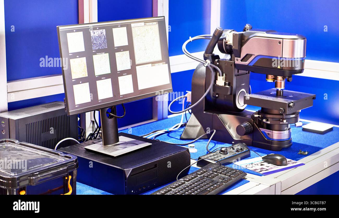 Microscope numérique de laboratoire et moniteur Banque D'Images