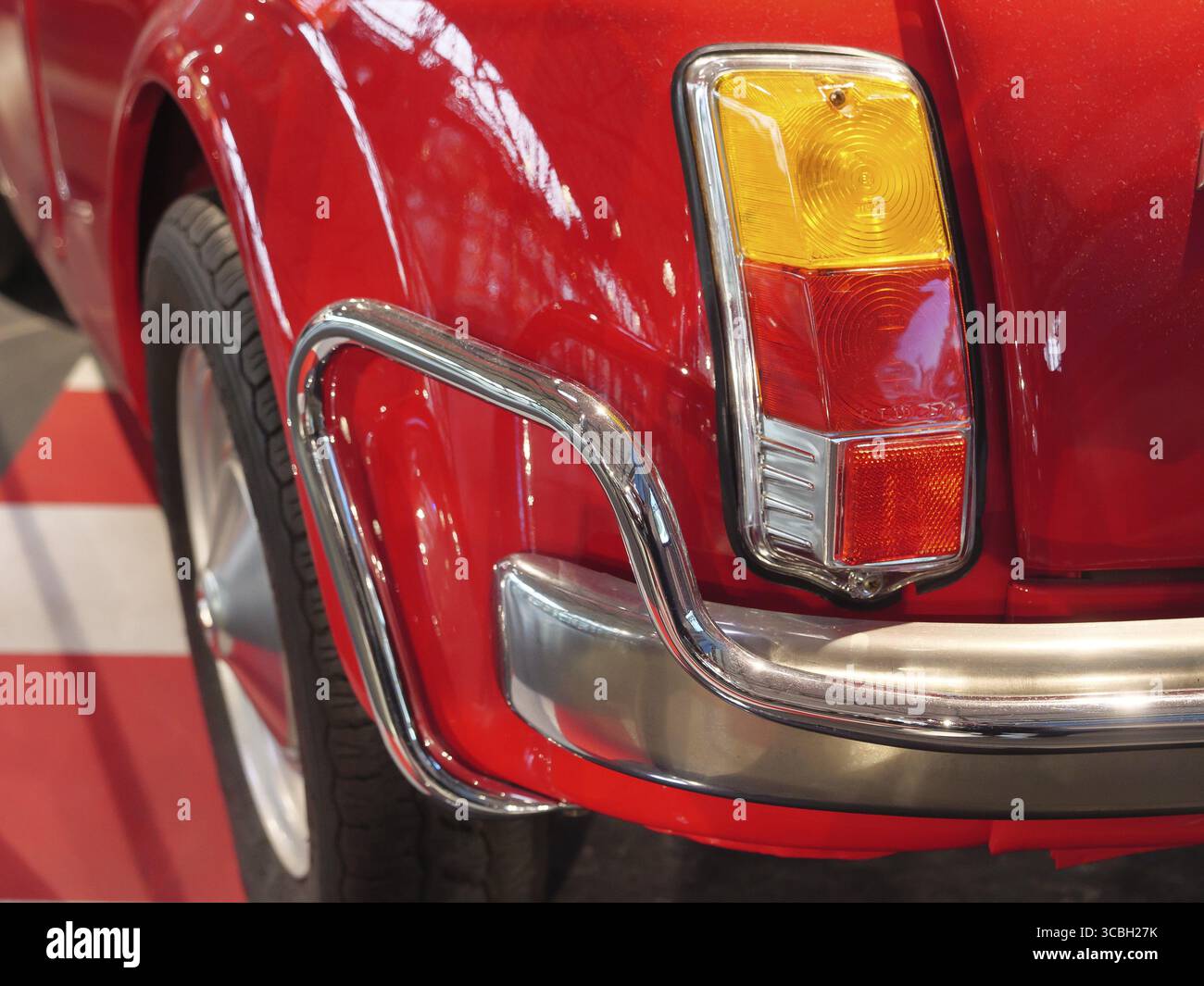 Vue arrière d'une voiture classique rouge avec pare-chocs chromé brillant, Cologne, Rhénanie du Nord-Westphalie, Allemagne Banque D'Images