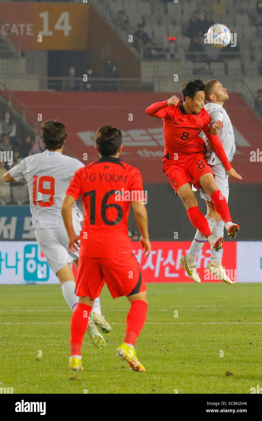 11 novembre 2022, HWASUNG, GYEONGGI, CORÉE DU SUD : 11 novembre 2022-Hwaseong, Corée du Sud-Julius Magnusson d'Islande et Paik Seungho de Corée du Sud lors du match amical international présenté par Hana Bank Corée du Sud V islande au complexe sportif de Hwaseong à Hwaseong, Corée du Sud. (Crédit image : © Ryu Seung-il/ZUMA Press Wire) Banque D'Images