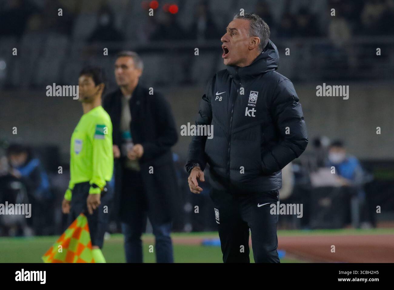 11 novembre 2022, HWASUNG, GYEONGGI, CORÉE DU SUD : 11 novembre 2022-Hwaseong, Corée du Sud-Paulo Bento de Corée du Sud entraîneur principal lors du match amical international présenté par Hana Bank Corée du Sud V islande au complexe sportif Hwaseong à Hwaseong, Corée du Sud. (Crédit image : © Ryu Seung-il/ZUMA Press Wire) Banque D'Images
