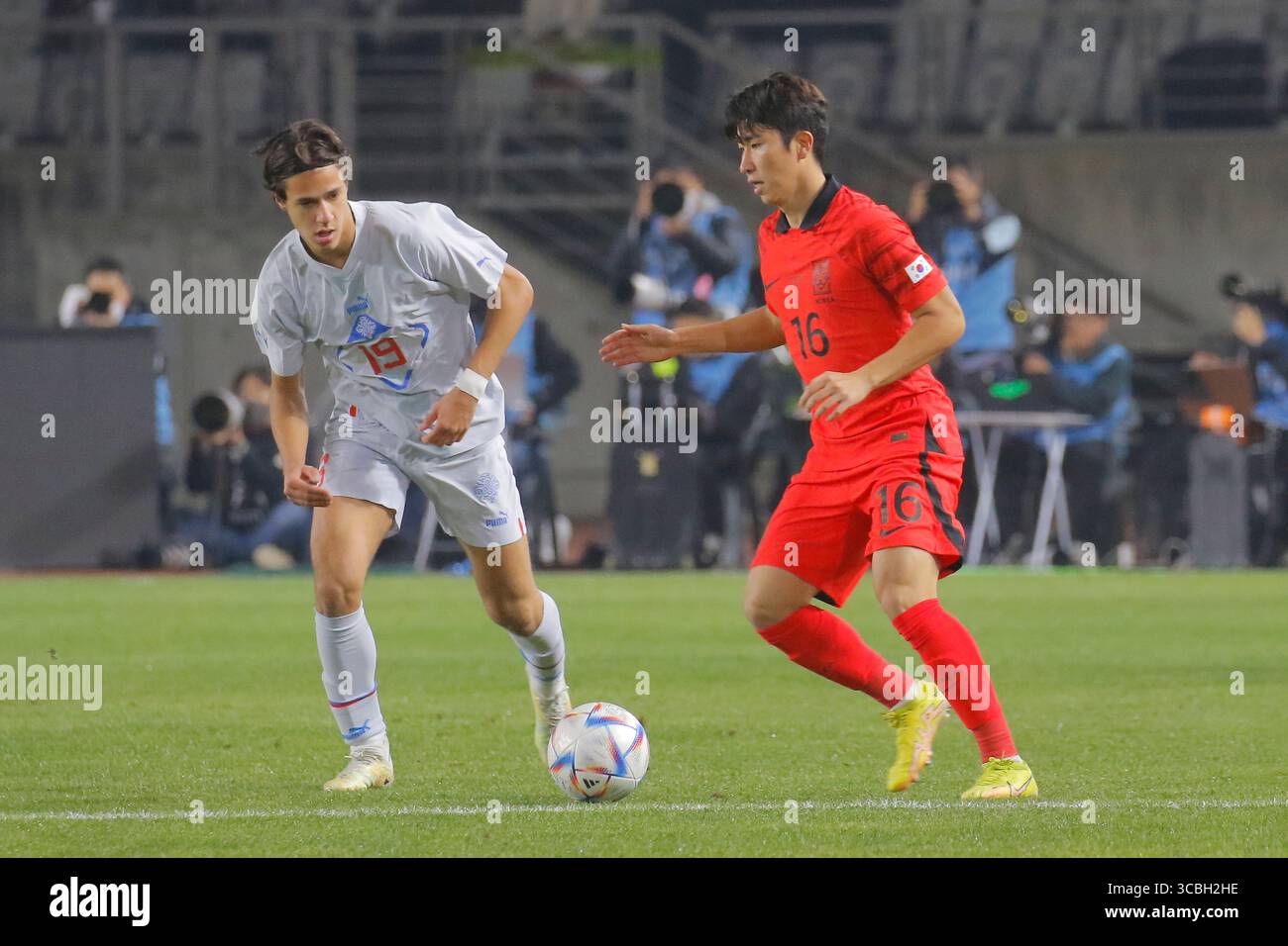 11 novembre 2022, HWASUNG, GYEONGGI, CORÉE DU SUD : 11 novembre 2022-Hwaseong, Corée du Sud-Danijel Dejan Djuric d'Islande et Yoon Jonggyu de Corée du Sud lors du match amical international présenté par Hana Bank Corée du Sud V islande au complexe sportif de Hwaseong à Hwaseong, Corée du Sud. (Crédit image : © Ryu Seung-il/ZUMA Press Wire) Banque D'Images