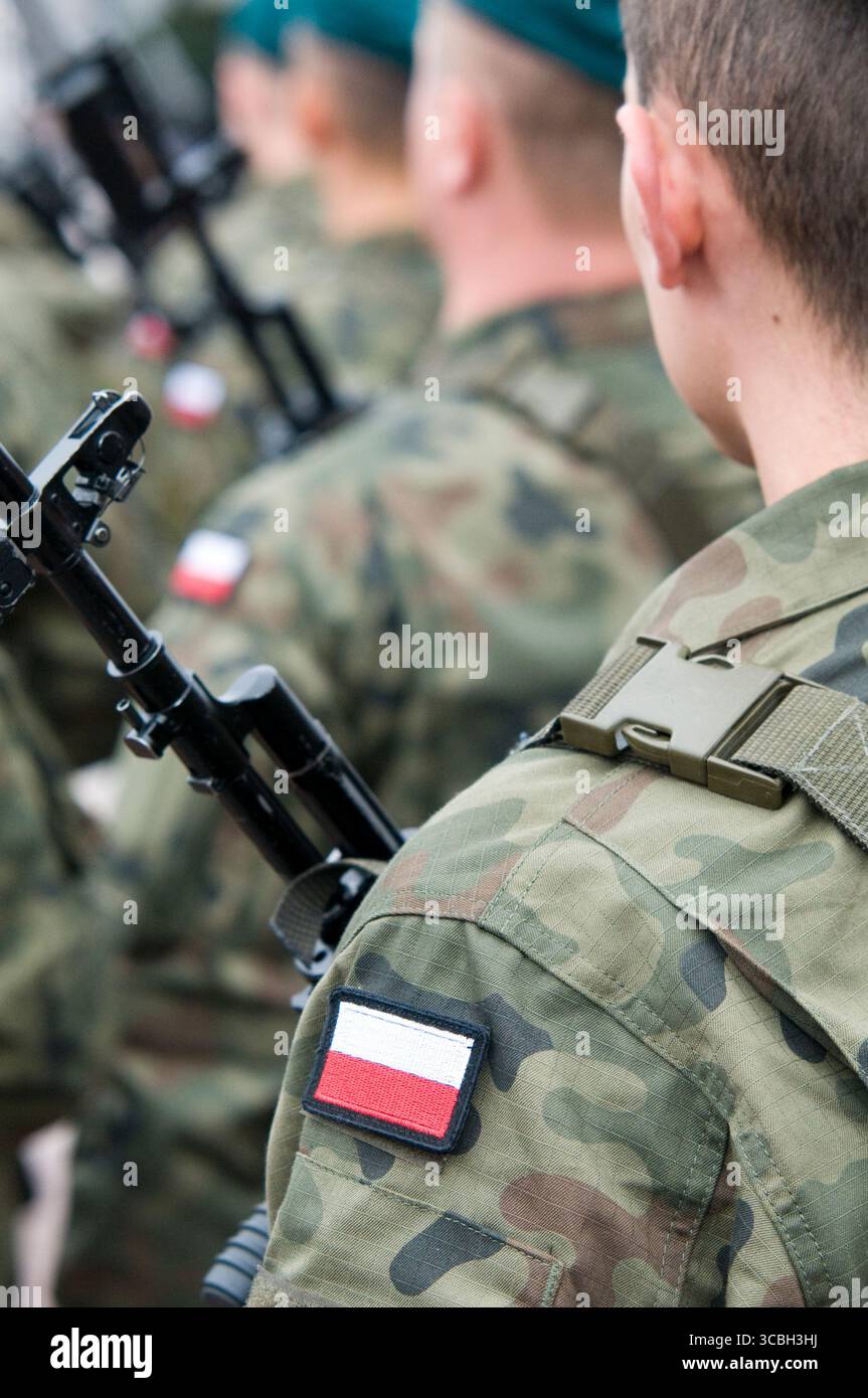 Serment des forces de défense territoriale polonaises, Sanok, Pologne du Sud-est, 2017. Soldat féminin en uniforme de camouflage, béret vert, fusil, baïonnette Banque D'Images