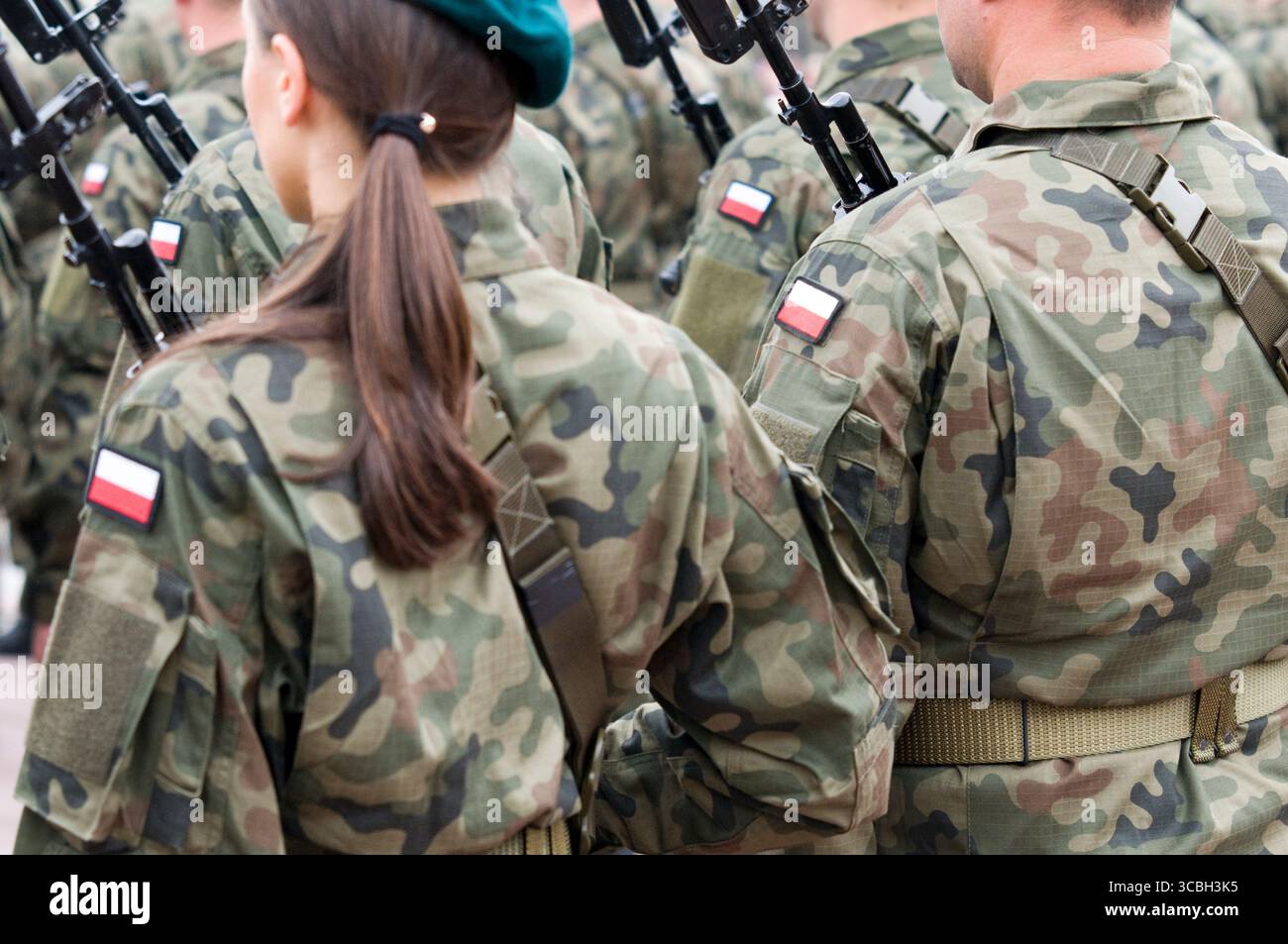 Serment des forces de défense territoriale polonaises, Sanok, Pologne du Sud-est, 2017. Soldat féminin en uniforme de camouflage, béret vert, fusil, baïonnette Banque D'Images