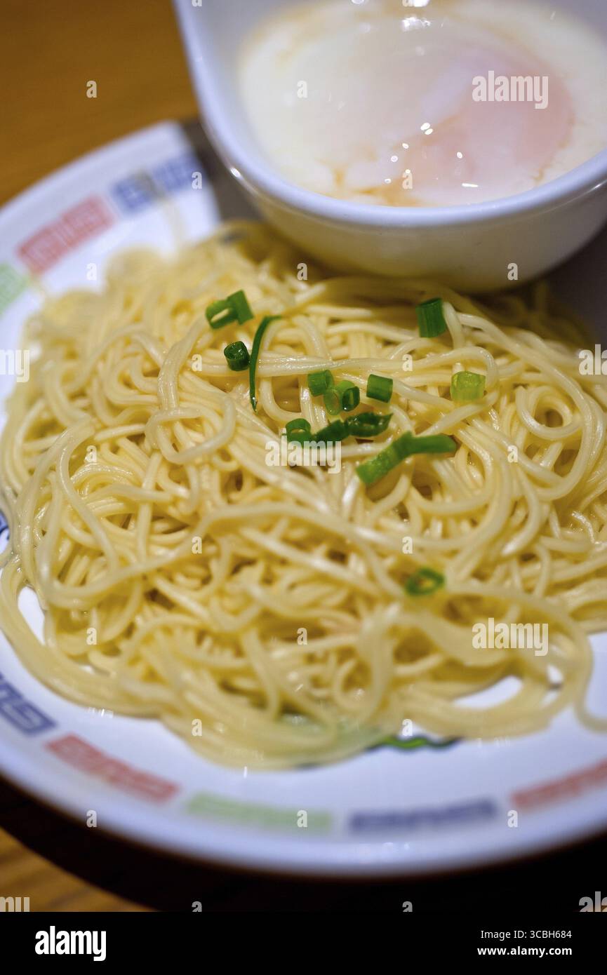Nouilles ramen japonaises traditionnelles avec œuf poché sur le côté Banque D'Images