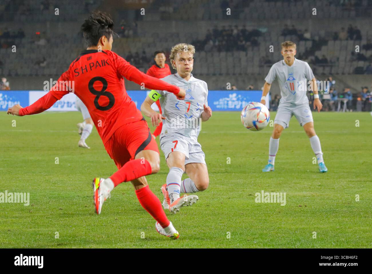 11 novembre 2022, HWASUNG, GYEONGGI, CORÉE DU SUD : 11 novembre 2022-Hwaseong, Corée du Sud-Hoskuldur Gunnlaugsson d'Islande et Paik Seungho de Corée du Sud lors du match amical international présenté par Hana Bank Corée du Sud V islande au complexe sportif de Hwaseong à Hwaseong, Corée du Sud. (Crédit image : © Ryu Seung-il/ZUMA Press Wire) Banque D'Images
