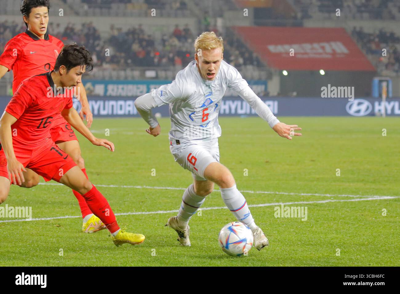 11 novembre 2022, HWASUNG, GYEONGGI, CORÉE DU SUD : 11 novembre 2022-Hwaseong, Corée du Sud-Victor Orlygur Andrasson d'Islande et Yoon Jonggyu de Corée du Sud lors du match amical international présenté par Hana Bank Corée du Sud V islande au complexe sportif de Hwaseong à Hwaseong, Corée du Sud. (Crédit image : © Ryu Seung-il/ZUMA Press Wire) Banque D'Images